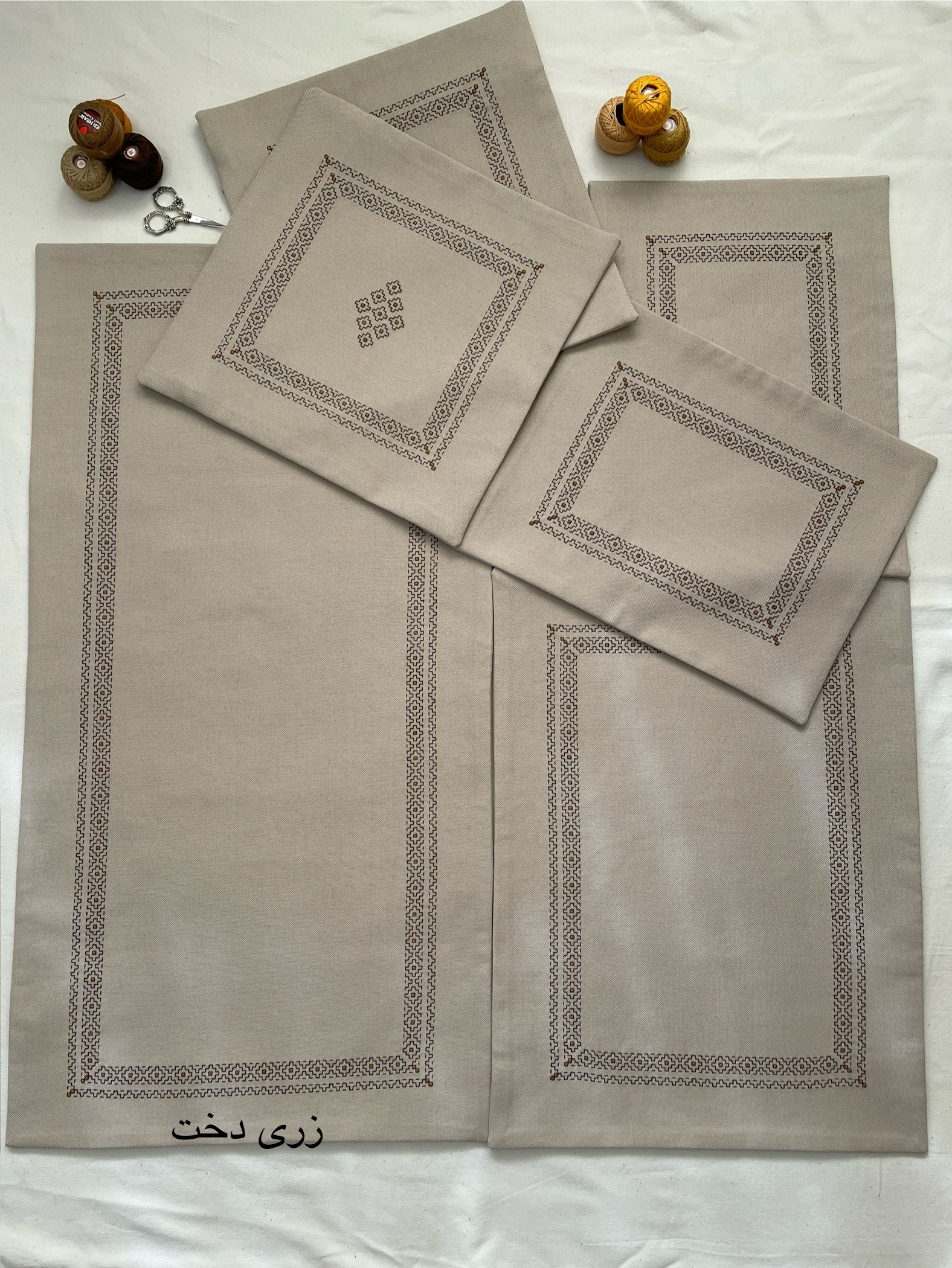 ست رومیزی و کوسن تفرشی دوزی کرم رنگ